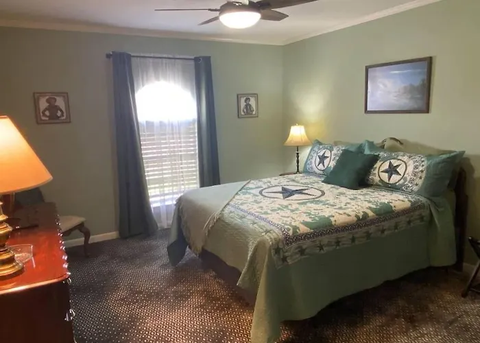 Stockyards! Walk 3 Blocks-ranch House Sleeps 8 *