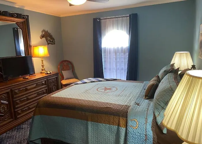 Holiday home Stockyards! Walk 3 Blocks-ranch House Sleeps 8