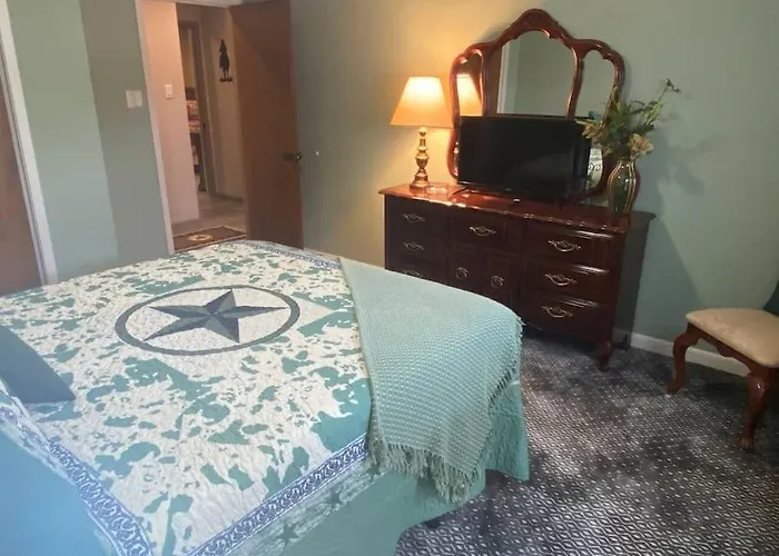 Holiday home Stockyards! Walk 3 Blocks-ranch House Sleeps 8 *