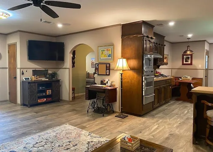 Holiday home Stockyards! Walk 3 Blocks-ranch House Sleeps 8