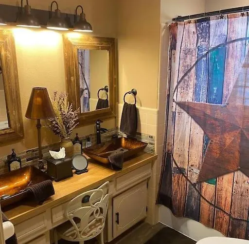 Stockyards! Walk 3 Blocks-ranch House Sleeps 8 *