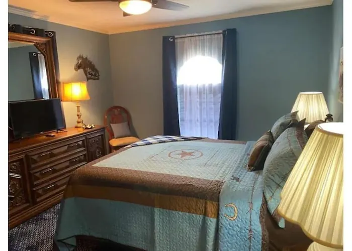 Holiday home Stockyards! Walk 3 Blocks-ranch House Sleeps 8