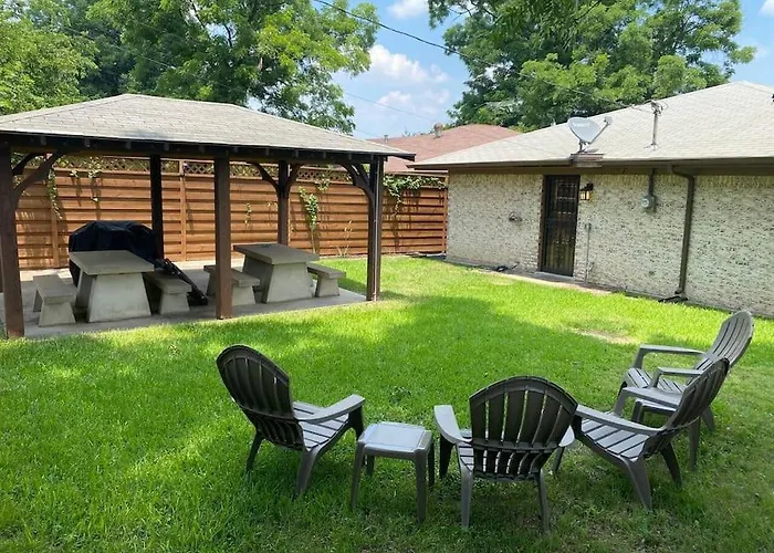 Holiday home Stockyards! Walk 3 Blocks-ranch House Sleeps 8 *