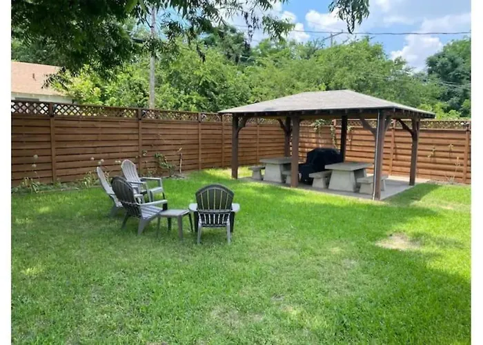 Stockyards! Walk 3 Blocks-ranch House Sleeps 8 *