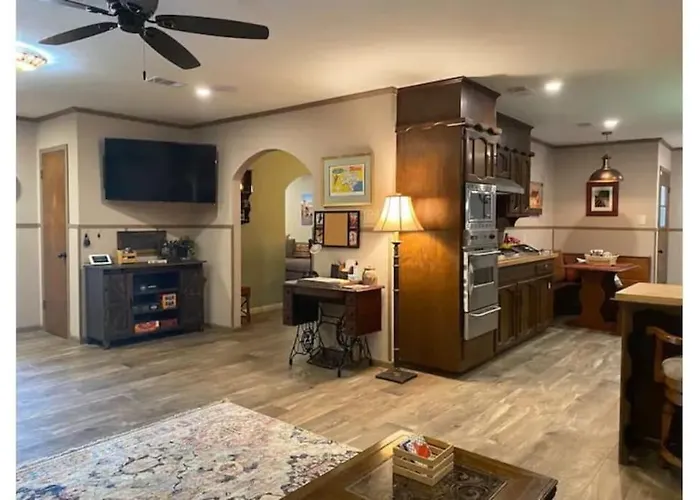 Stockyards! Walk 3 Blocks-ranch House Sleeps 8