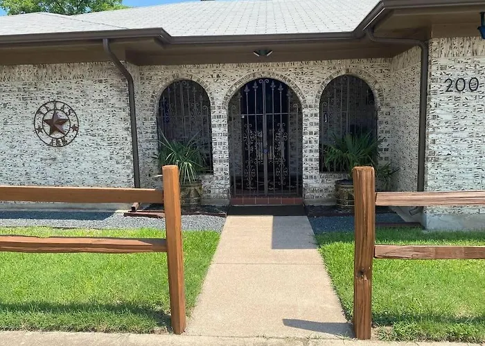 Stockyards! Walk 3 Blocks-ranch House Sleeps 8 *