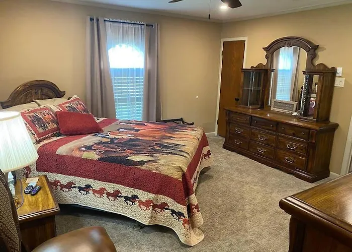 Stockyards! Walk 3 Blocks-ranch House Sleeps 8