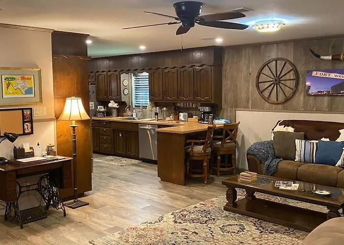 Holiday home Stockyards! Walk 3 Blocks-ranch House Sleeps 8