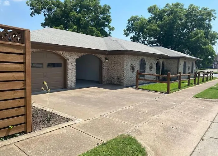 Stockyards! Walk 3 Blocks-ranch House Sleeps 8